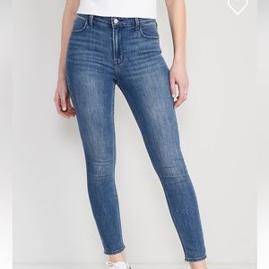 High-Waisted Wow Super-Skinny
Jeans in blue